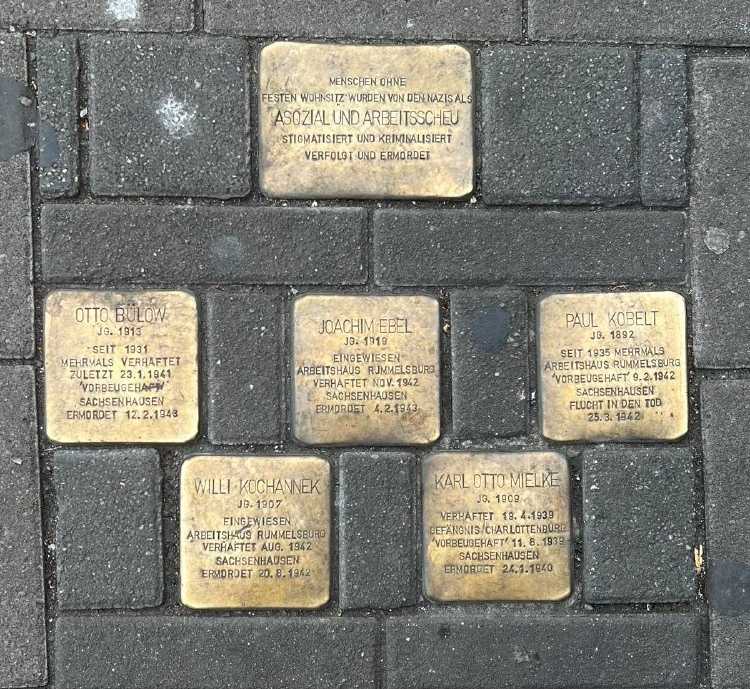 Stolpersteine auf dem Alexanderplatz in Berlin-Mitte. Ein Transkript der Innschriften findet sich im nächsten Abschnitt.