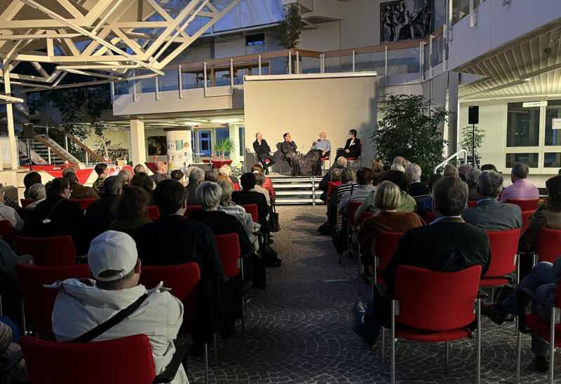 Buchvorstellung mit Alfons Ims in Speyer. Auf der Bühne: Dr. Ulrich Baumann, Dr. Walter Rummel, Alfons L. Ims und Ute Bahrs (v.l.n.r.)