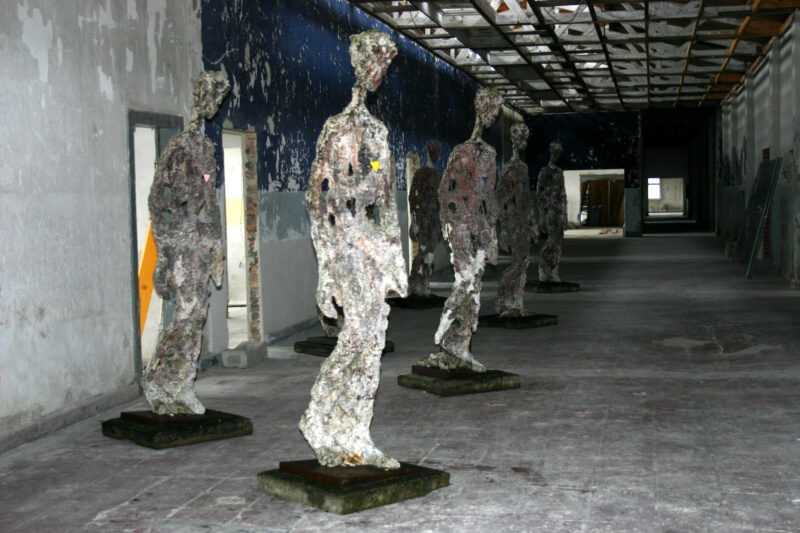 »Skulpturen gegen das Vergessen« von Stuart N. R. Wolfe in der Mahn- und Gedenkstätte Ravensbrück